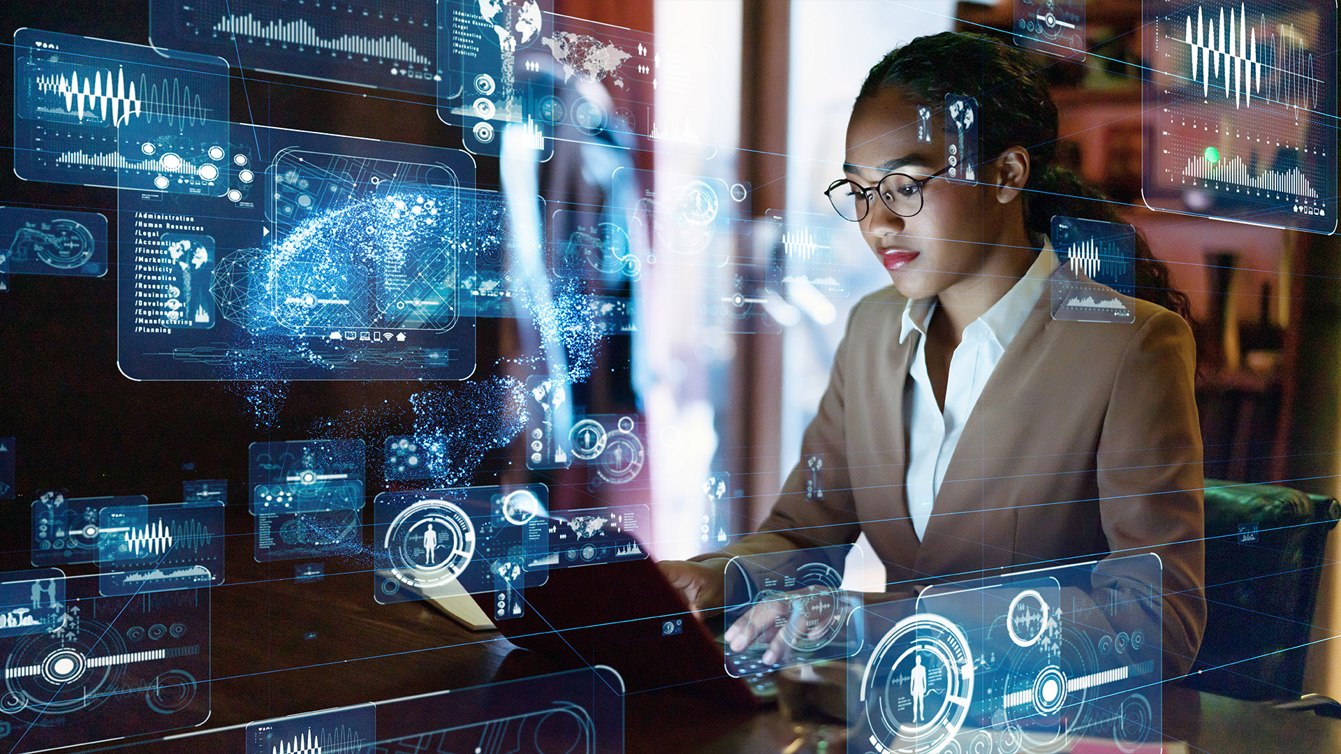 Mulher mexendo no computador com Alteryx