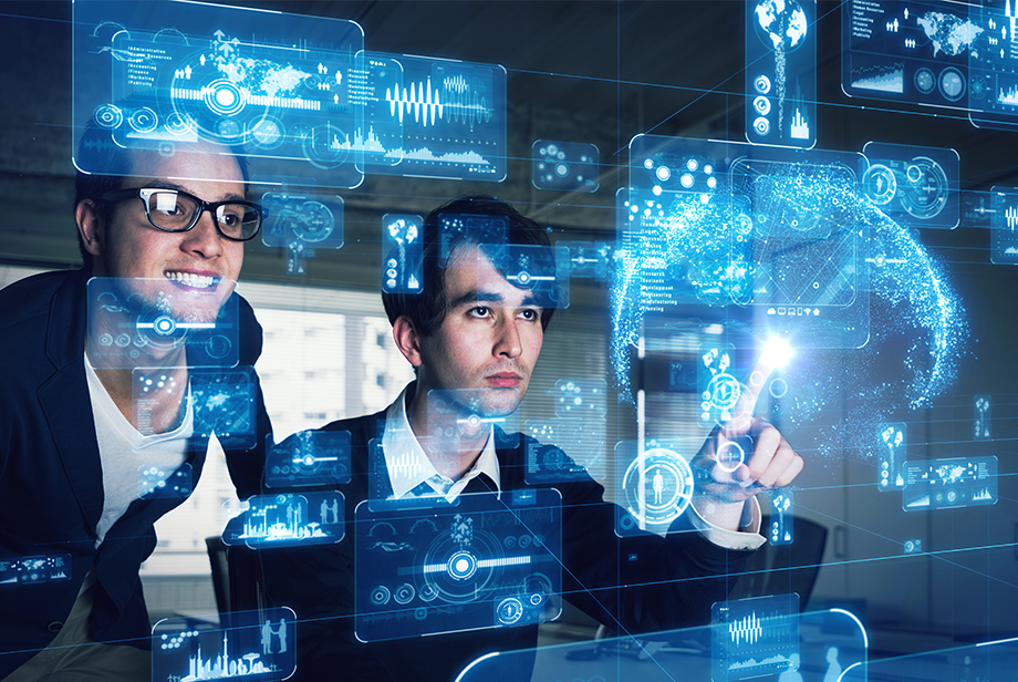 Homem e mulher olhando para telas com Automation Anywhere