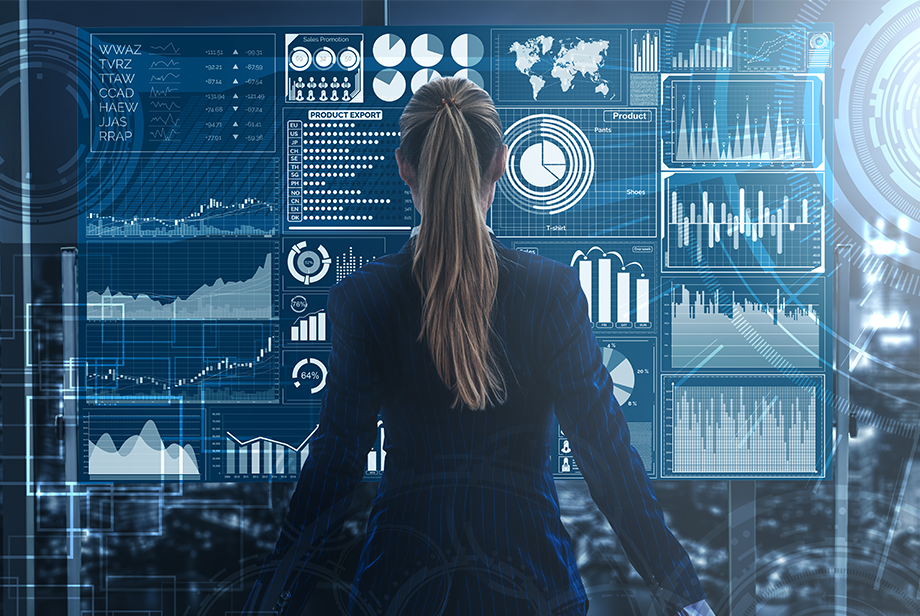Mulher de costas olhando para gráficos do Tableau