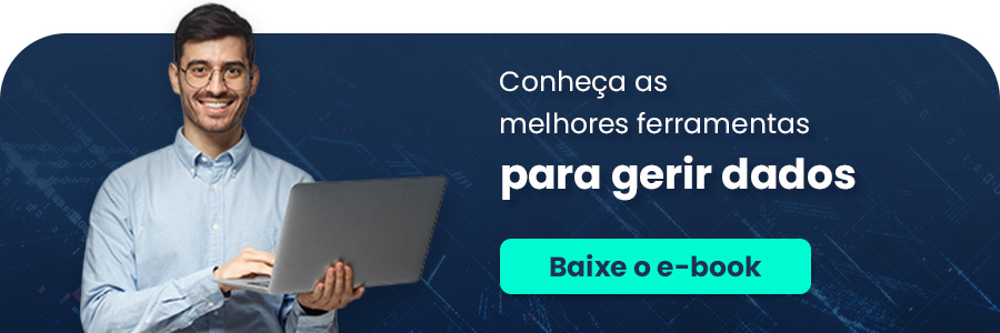 Gestor conferindo as ferramentas para análise de dados