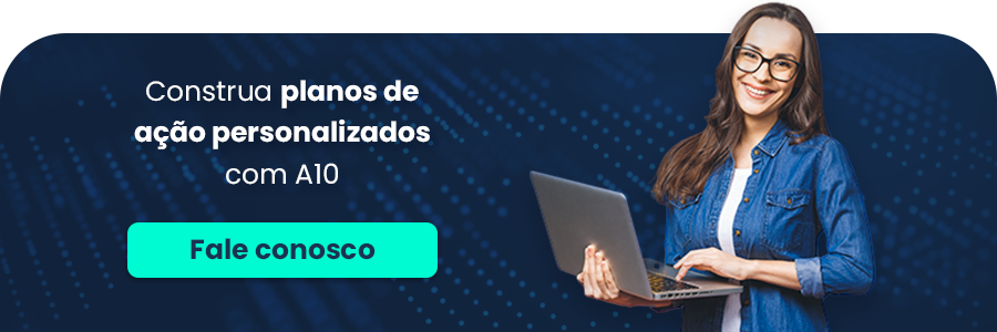 Mulher analisando plano de ação personalizado