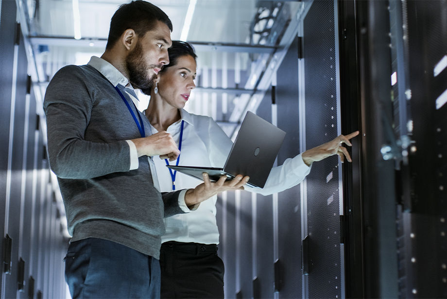 Mulher e homem usando AWS para tecnologia
